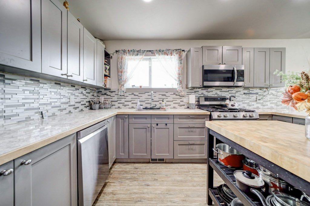 8501 21 Avenue, Coleman, AB - Indoor Photo Showing Kitchen With Upgraded Kitchen