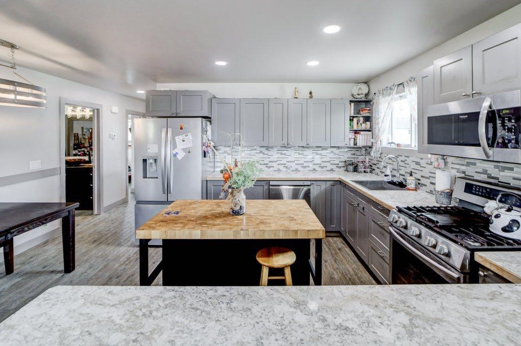 8501 21 Avenue, Coleman, AB - Indoor Photo Showing Kitchen With Upgraded Kitchen