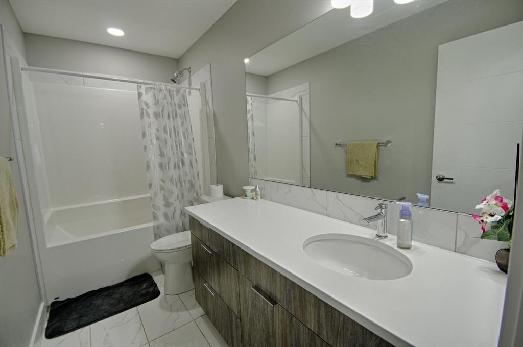 963 Miners Boulevard West, Lethbridge, AB - Indoor Photo Showing Bathroom