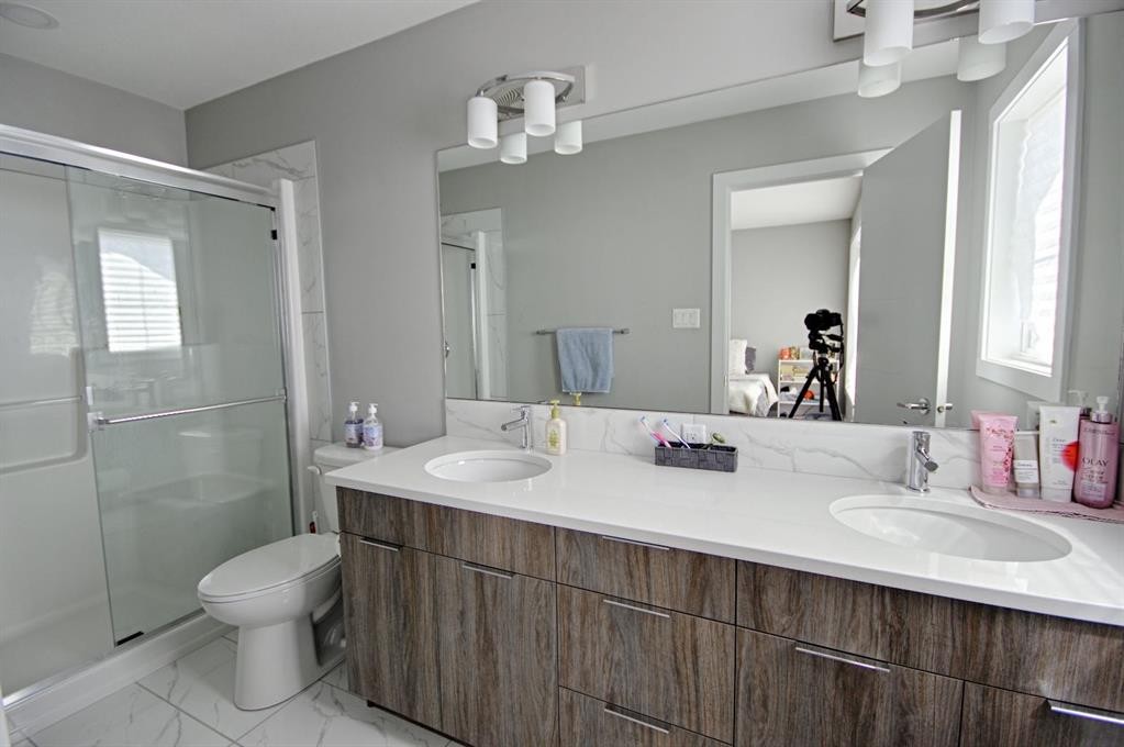 963 Miners Boulevard West, Lethbridge, AB - Indoor Photo Showing Bathroom