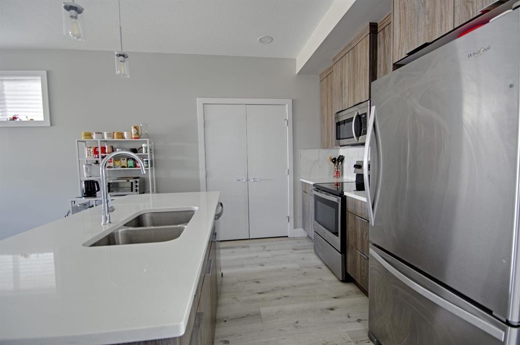 963 Miners Boulevard West, Lethbridge, AB - Indoor Photo Showing Kitchen With Double Sink With Upgraded Kitchen