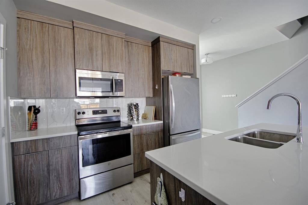 963 Miners Boulevard West, Lethbridge, AB - Indoor Photo Showing Kitchen With Double Sink