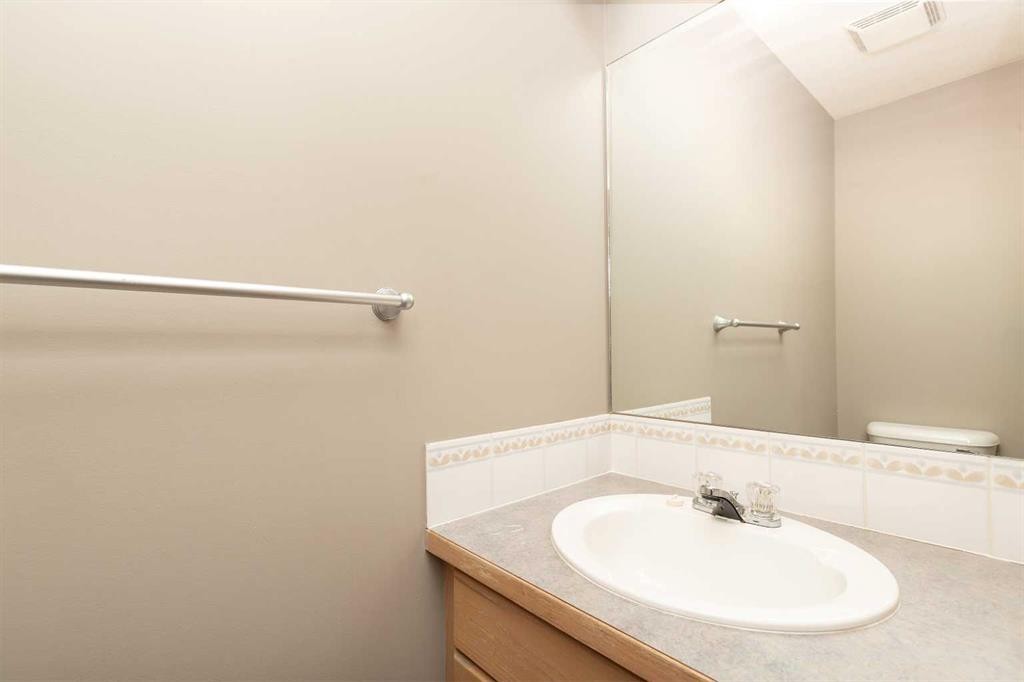 15 Blackfoot Boulevard West, Lethbridge, AB - Indoor Photo Showing Bathroom