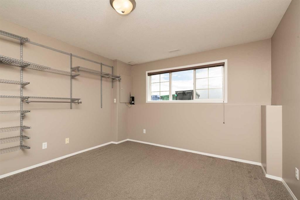 15 Blackfoot Boulevard West, Lethbridge, AB - Indoor Photo Showing Garage