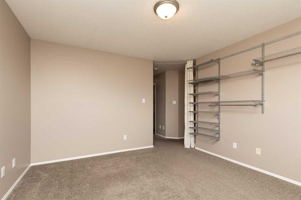 15 Blackfoot Boulevard West, Lethbridge, AB - Indoor Photo Showing Other Room