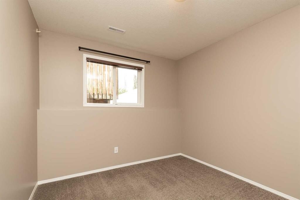15 Blackfoot Boulevard West, Lethbridge, AB - Indoor Photo Showing Other Room