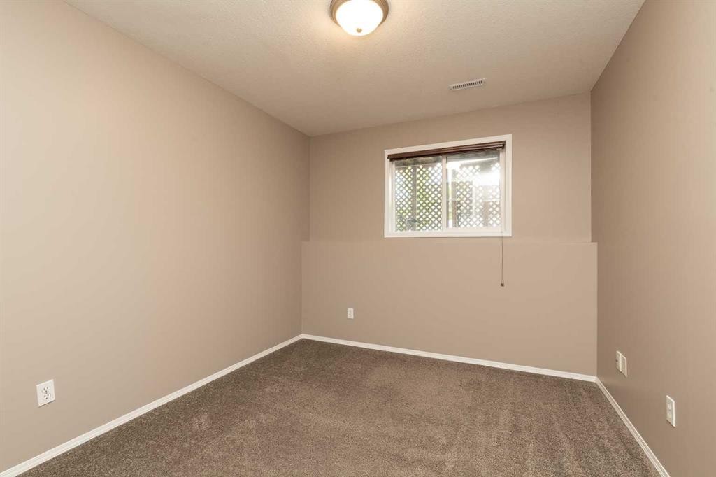 15 Blackfoot Boulevard West, Lethbridge, AB - Indoor Photo Showing Other Room