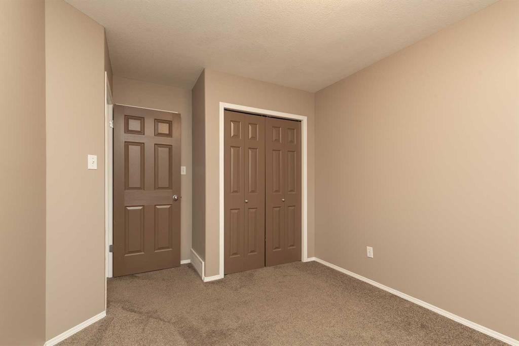 15 Blackfoot Boulevard West, Lethbridge, AB - Indoor Photo Showing Other Room