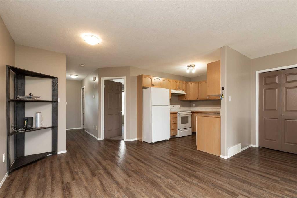 15 Blackfoot Boulevard West, Lethbridge, AB - Indoor Photo Showing Kitchen