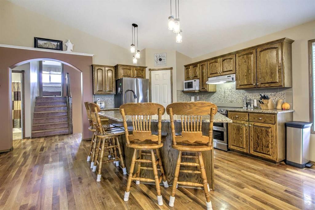 27 Kodiak Boulevard North, Lethbridge, AB - Indoor Photo Showing Kitchen