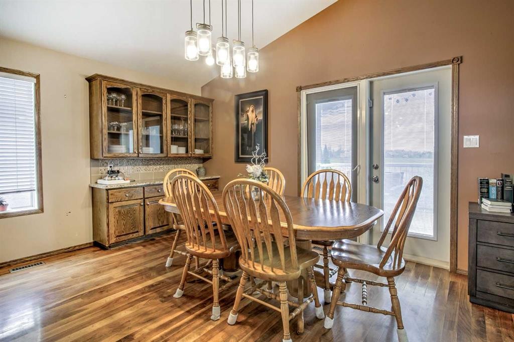 27 Kodiak Boulevard North, Lethbridge, AB - Indoor Photo Showing Dining Room