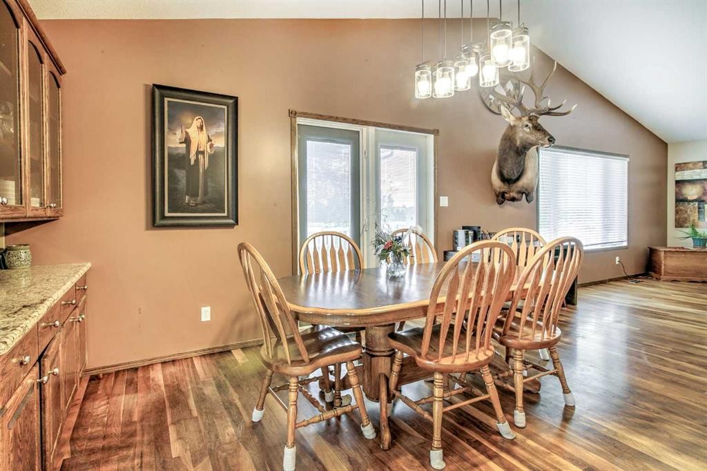 27 Kodiak Boulevard North, Lethbridge, AB - Indoor Photo Showing Dining Room