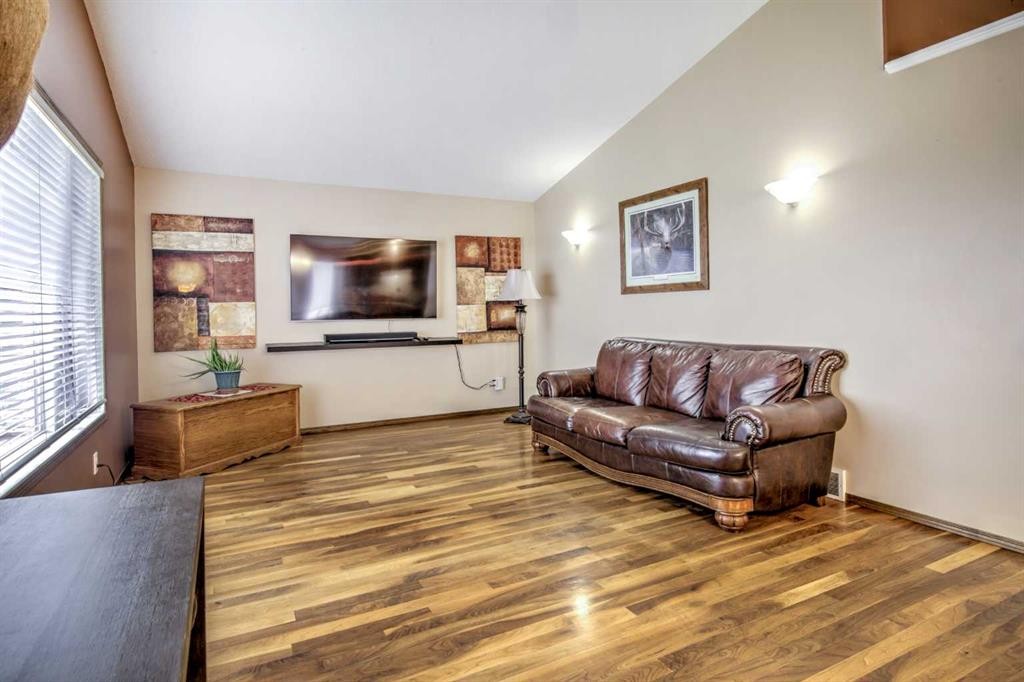27 Kodiak Boulevard North, Lethbridge, AB - Indoor Photo Showing Living Room
