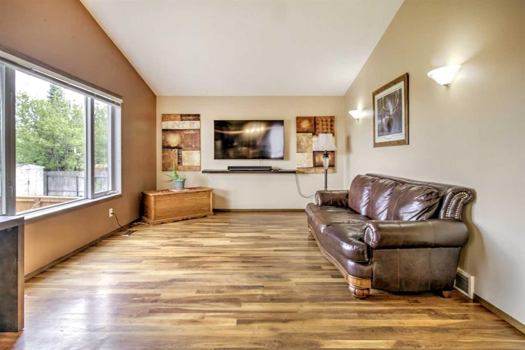 27 Kodiak Boulevard North, Lethbridge, AB - Indoor Photo Showing Living Room