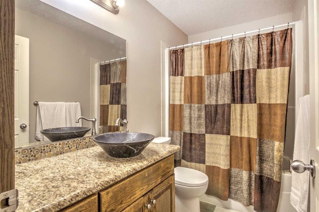 27 Kodiak Boulevard North, Lethbridge, AB - Indoor Photo Showing Bathroom