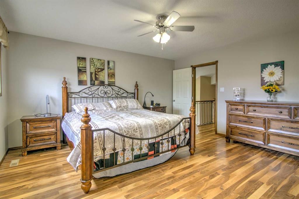 27 Kodiak Boulevard North, Lethbridge, AB - Indoor Photo Showing Bedroom