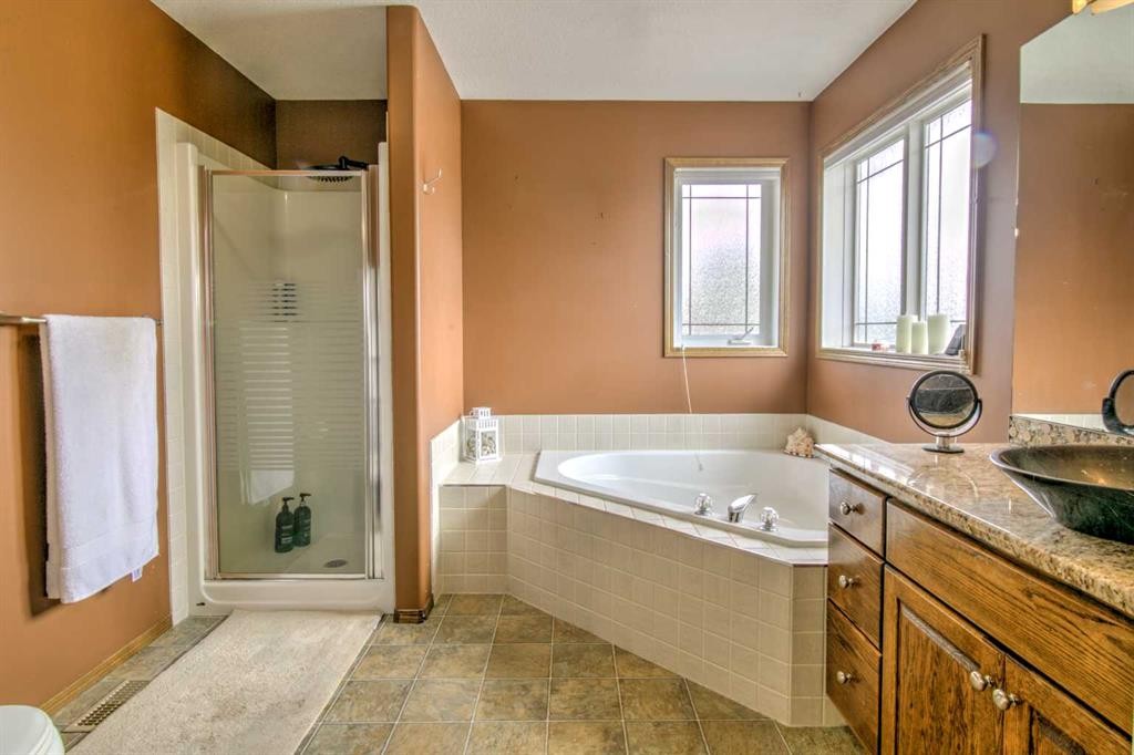 27 Kodiak Boulevard North, Lethbridge, AB - Indoor Photo Showing Bathroom