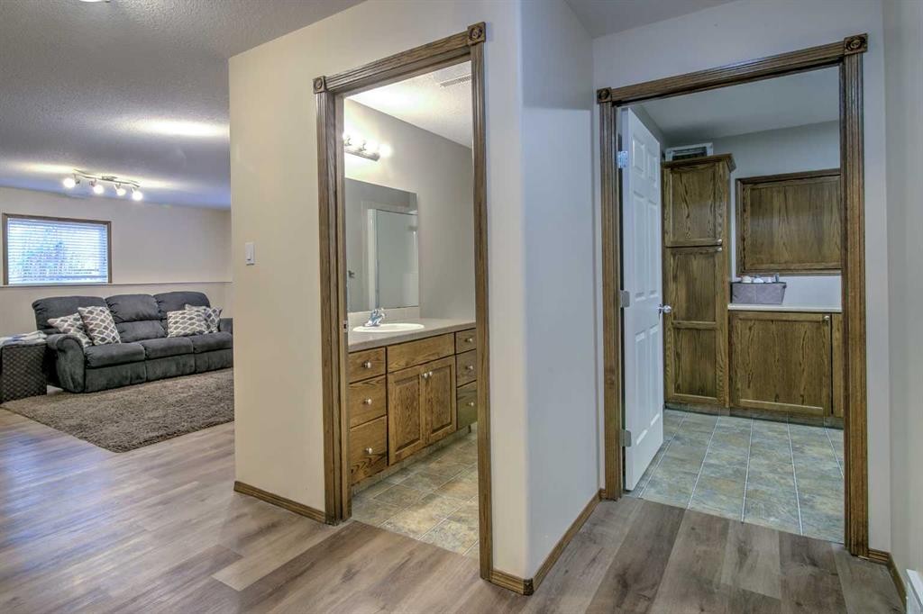 27 Kodiak Boulevard North, Lethbridge, AB - Indoor Photo Showing Other Room