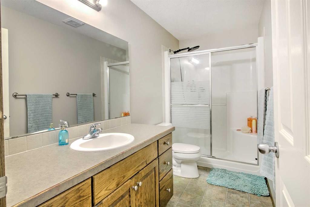 27 Kodiak Boulevard North, Lethbridge, AB - Indoor Photo Showing Bathroom