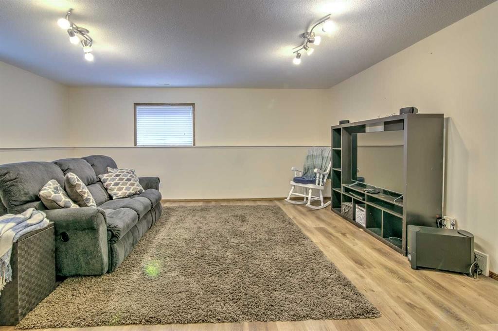 27 Kodiak Boulevard North, Lethbridge, AB - Indoor