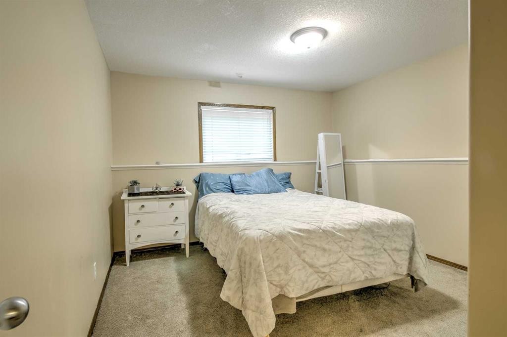 27 Kodiak Boulevard North, Lethbridge, AB - Indoor Photo Showing Bedroom