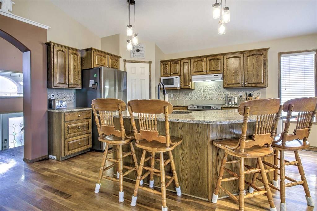 27 Kodiak Boulevard North, Lethbridge, AB - Indoor Photo Showing Kitchen