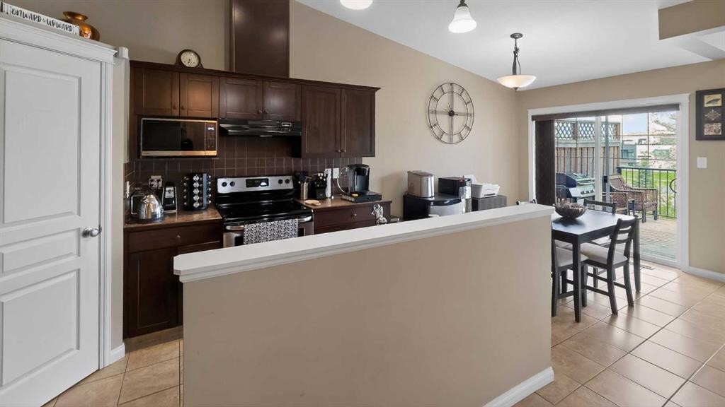 751 Silkstone Close West, Lethbridge, AB - Indoor Photo Showing Kitchen