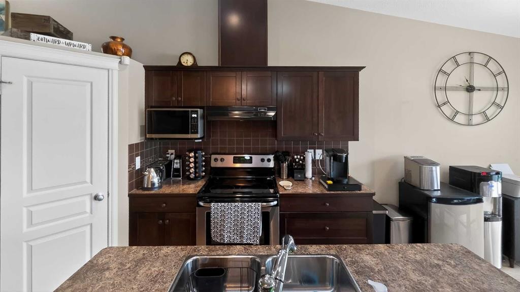 751 Silkstone Close West, Lethbridge, AB - Indoor Photo Showing Kitchen With Double Sink