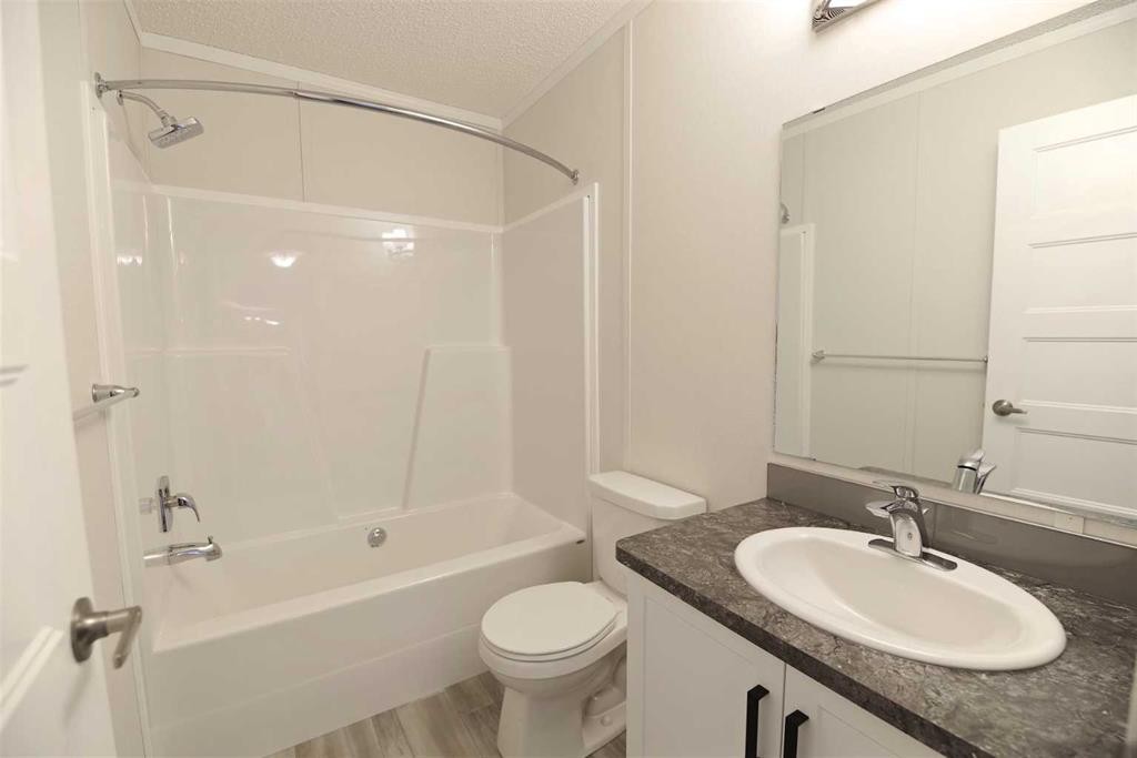 625 3 Avenue, Hays, AB - Indoor Photo Showing Bathroom