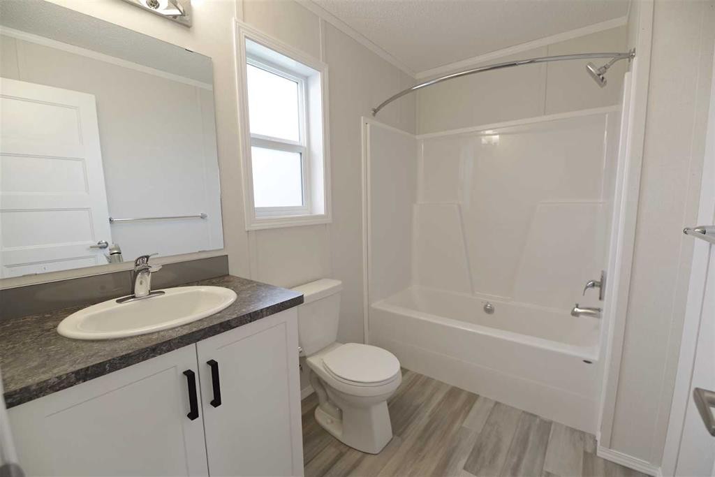 625 3 Avenue, Hays, AB - Indoor Photo Showing Bathroom