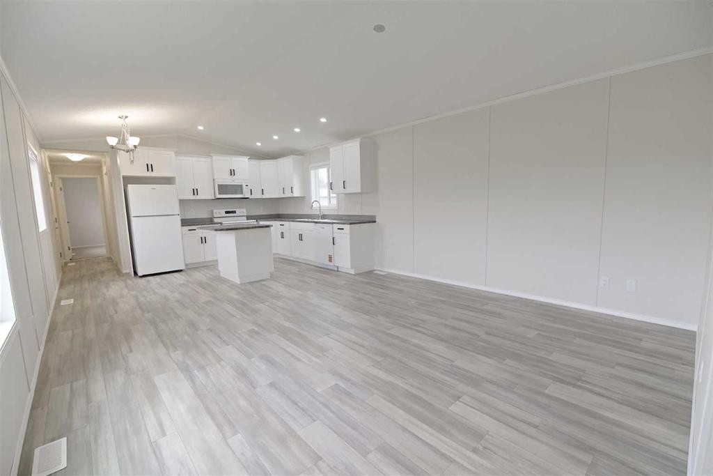 625 3 Avenue, Hays, AB - Indoor Photo Showing Kitchen