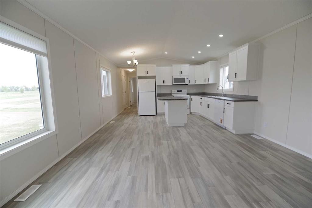 625 3 Avenue, Hays, AB - Indoor Photo Showing Kitchen
