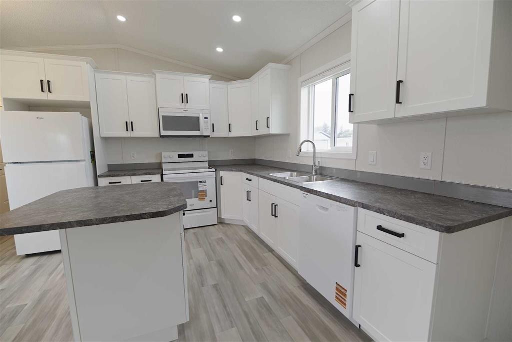 625 3 Avenue, Hays, AB - Indoor Photo Showing Kitchen