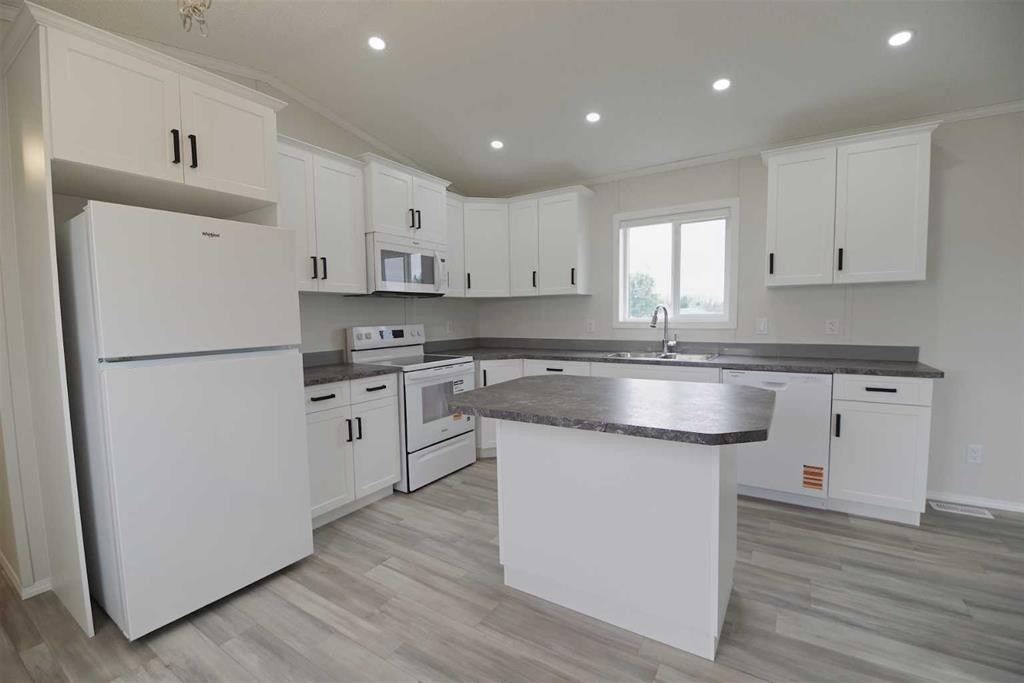 625 3 Avenue, Hays, AB - Indoor Photo Showing Kitchen