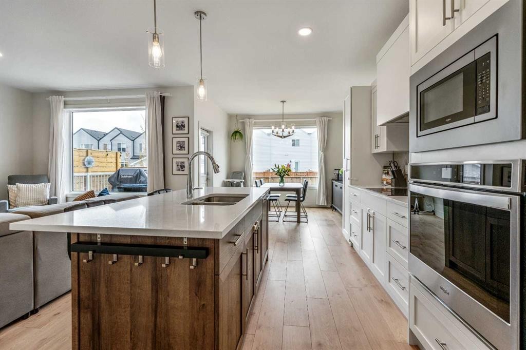 95 Blackwolf Pass North, Lethbridge, AB - Indoor Photo Showing Kitchen With Double Sink With Upgraded Kitchen