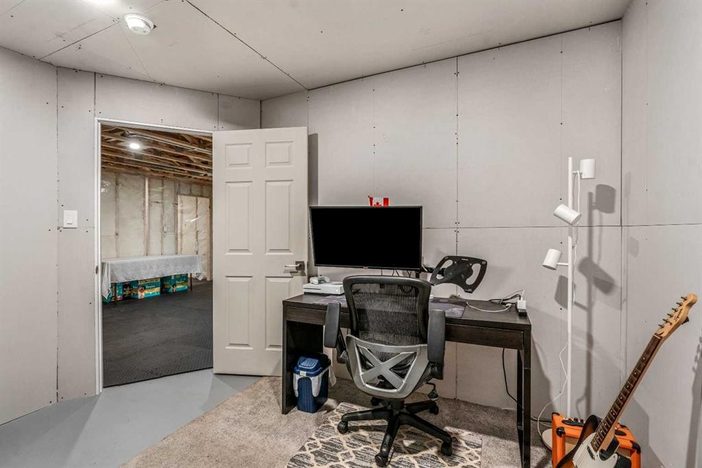 95 Blackwolf Pass North, Lethbridge, AB - Indoor Photo Showing Office