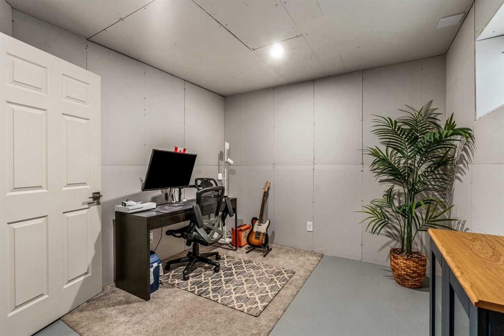 95 Blackwolf Pass North, Lethbridge, AB - Indoor Photo Showing Other Room