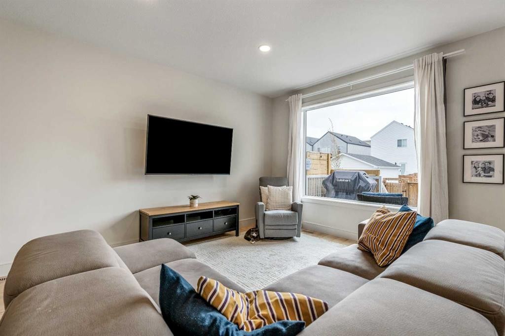 95 Blackwolf Pass North, Lethbridge, AB - Indoor Photo Showing Living Room