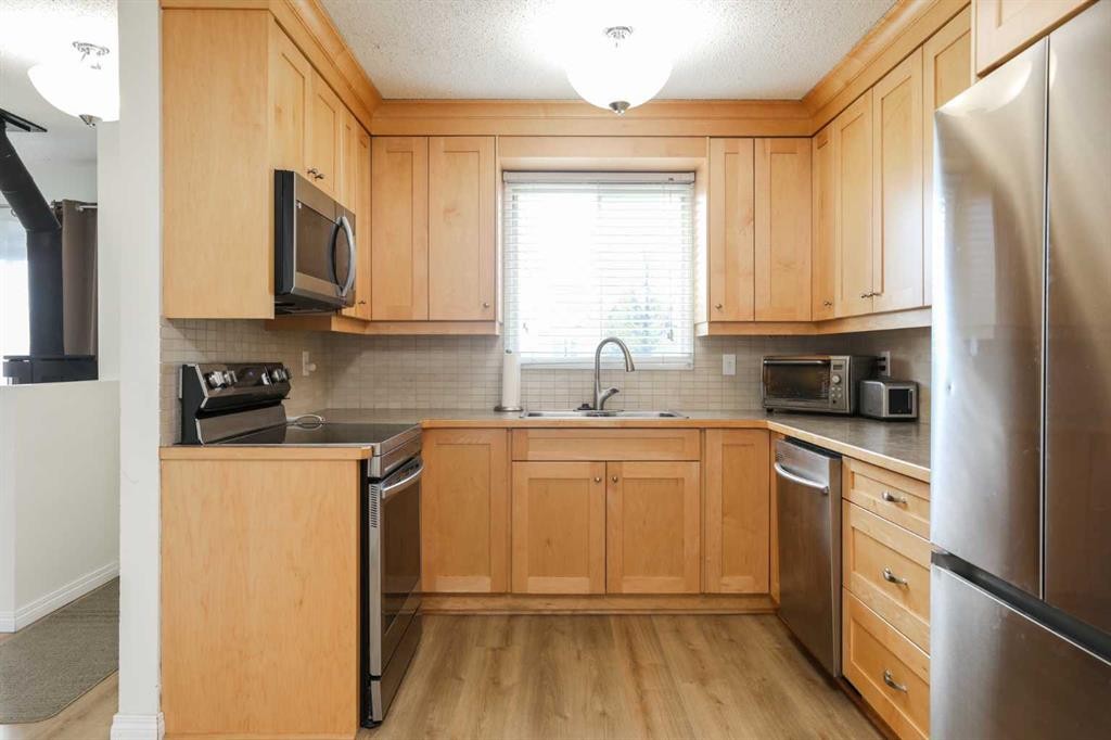 101 Temple Boulevard West, Lethbridge, AB - Indoor Photo Showing Kitchen