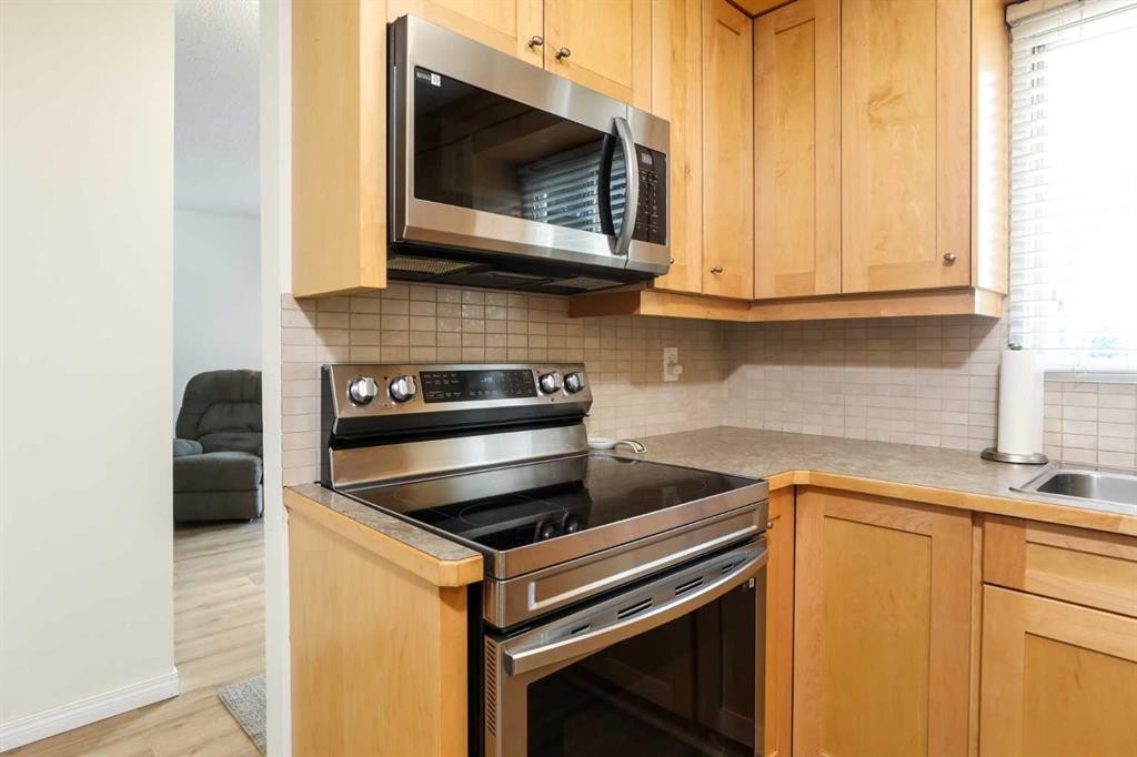 101 Temple Boulevard West, Lethbridge, AB - Indoor Photo Showing Kitchen