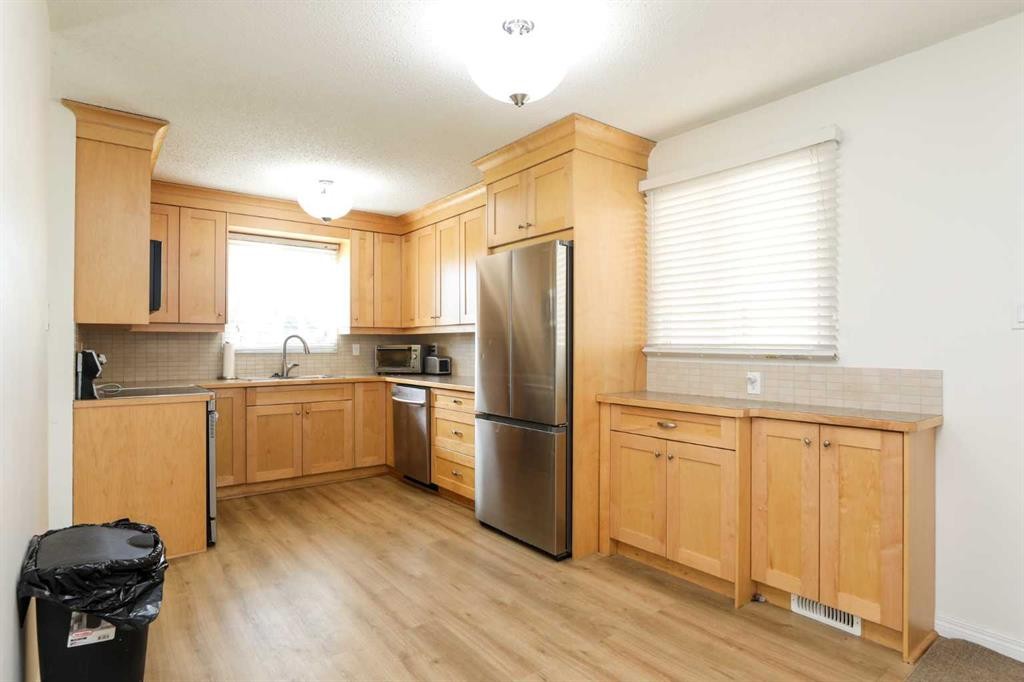 101 Temple Boulevard West, Lethbridge, AB - Indoor Photo Showing Kitchen