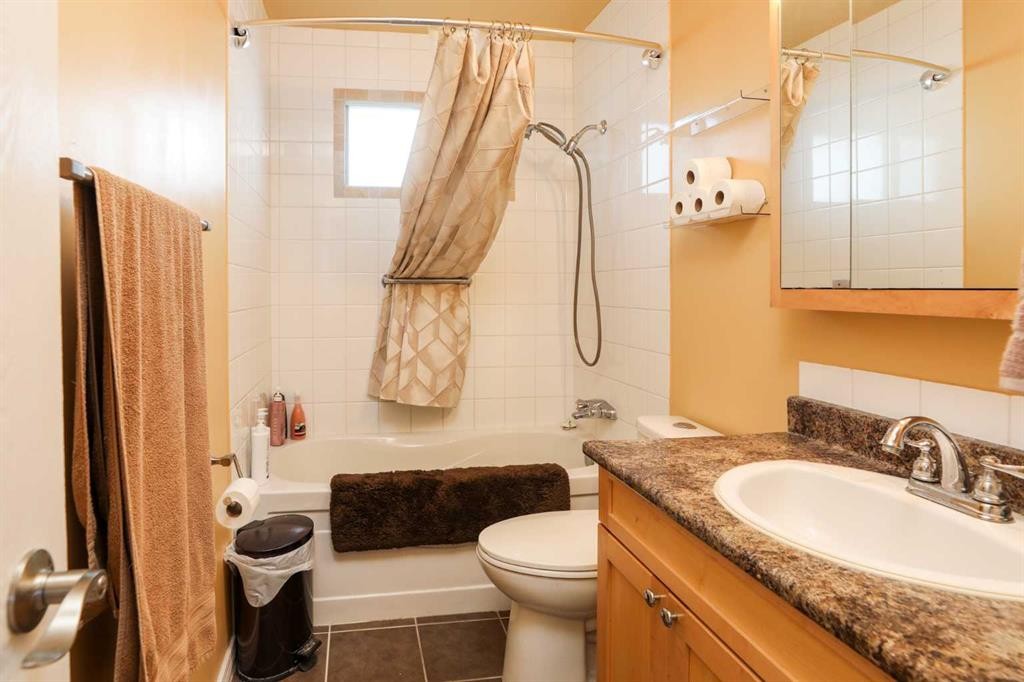 101 Temple Boulevard West, Lethbridge, AB - Indoor Photo Showing Bathroom