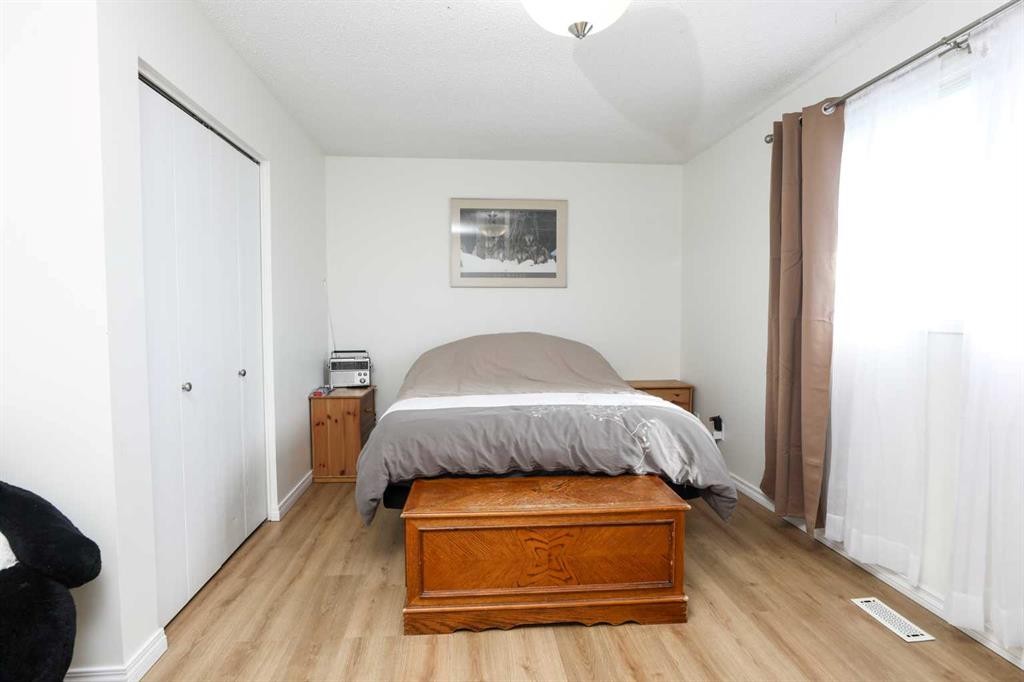 101 Temple Boulevard West, Lethbridge, AB - Indoor Photo Showing Bedroom