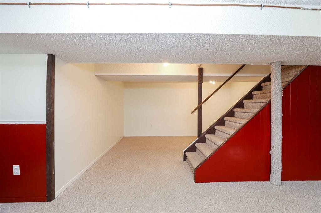 101 Temple Boulevard West, Lethbridge, AB - Indoor Photo Showing Other Room