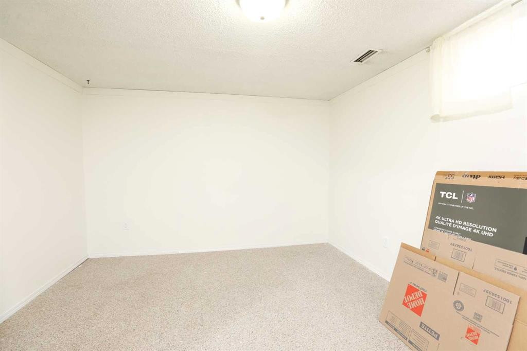 101 Temple Boulevard West, Lethbridge, AB - Indoor Photo Showing Other Room