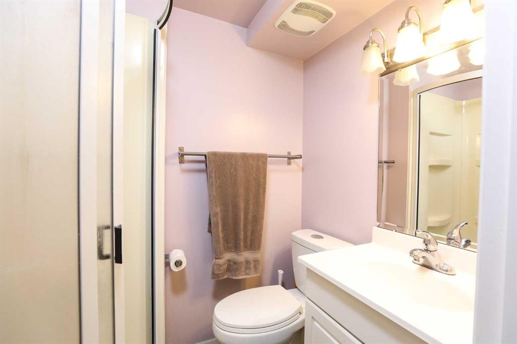 101 Temple Boulevard West, Lethbridge, AB - Indoor Photo Showing Bathroom