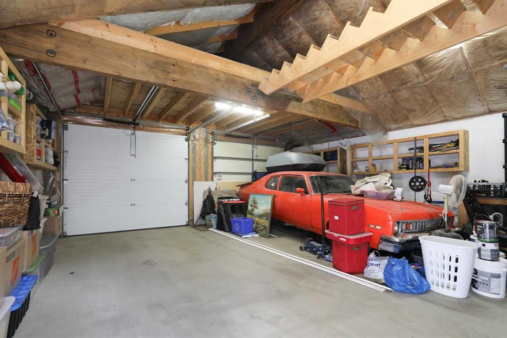 101 Temple Boulevard West, Lethbridge, AB - Indoor Photo Showing Garage
