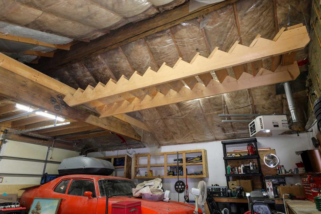 101 Temple Boulevard West, Lethbridge, AB - Indoor Photo Showing Garage
