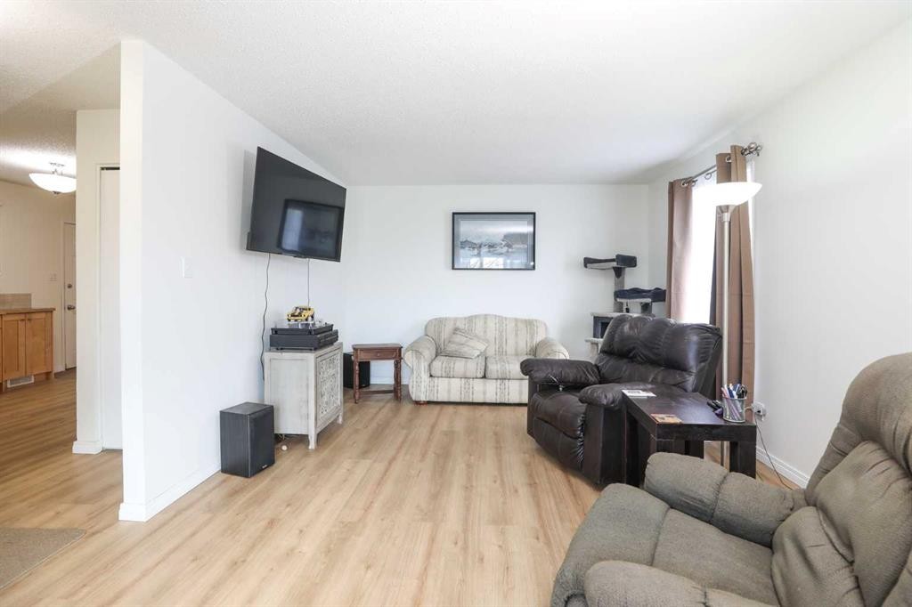 101 Temple Boulevard West, Lethbridge, AB - Indoor Photo Showing Living Room