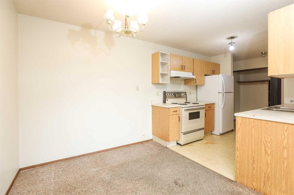 220-85 Foxbend Crescent North, Lethbridge, AB - Indoor Photo Showing Kitchen